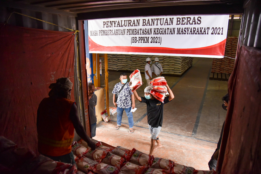 InfoPublik - BULOG SALURKAN BANTUAN BERAS PPKM DI MEDAN