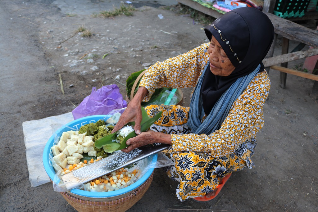 InfoPublik - BUNGKUS MAKANAN TRADISIONAL