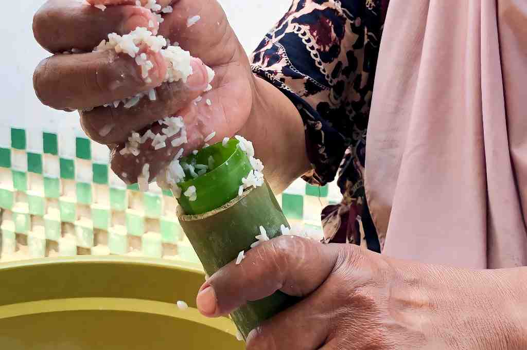 Infopublik Mengisi Beras Ke Bambu 8277