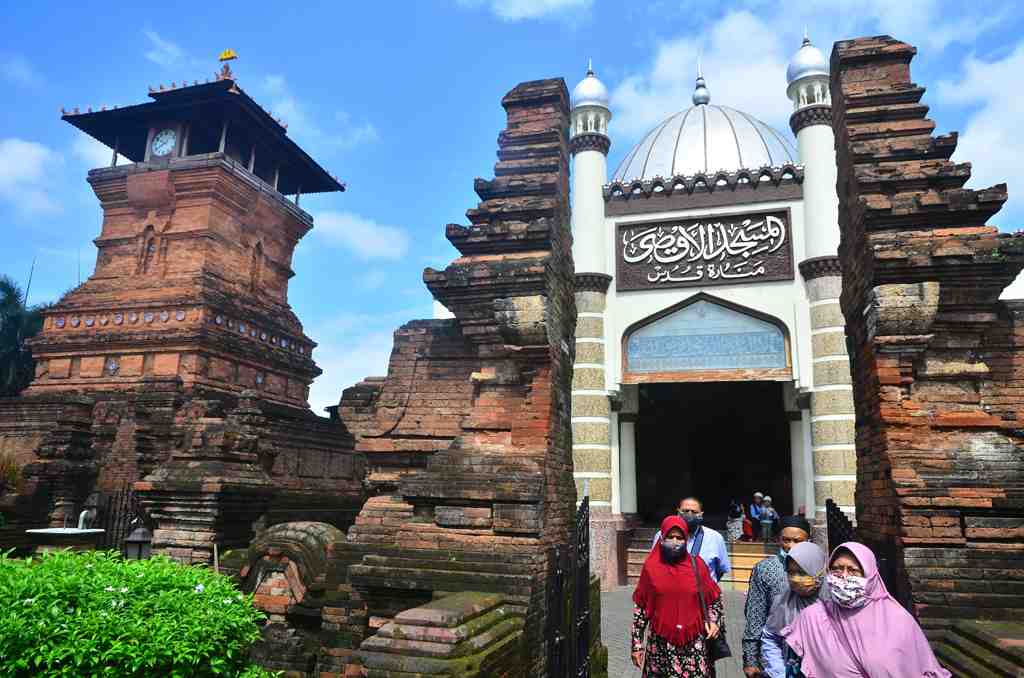 Kudus masjid menara Sejarah Masjid
