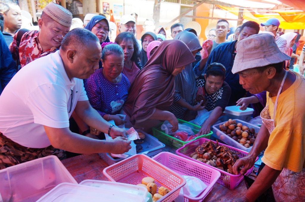 Infopublik Beli Kue Untuk Warga