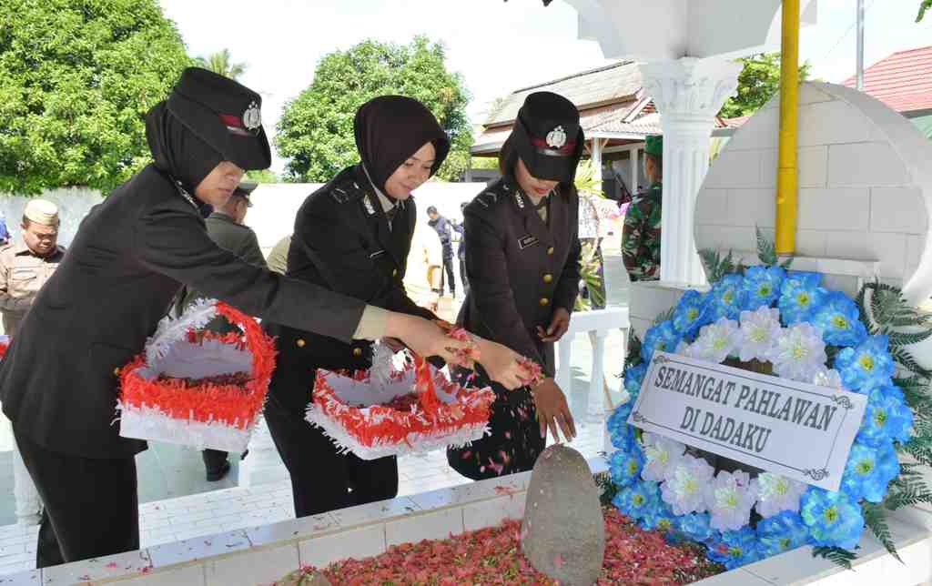 Infopublik Tabur Bunga Di Makam Pahlawan