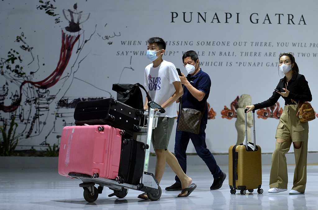 InfoPublik - PENUMPANG PESAWAT BANDARA I GUSTI NGURAH RAI