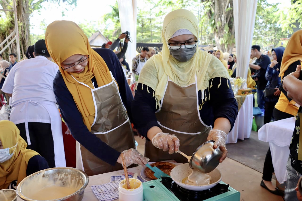 Infopublik Tuang Adonan Kue Masubah