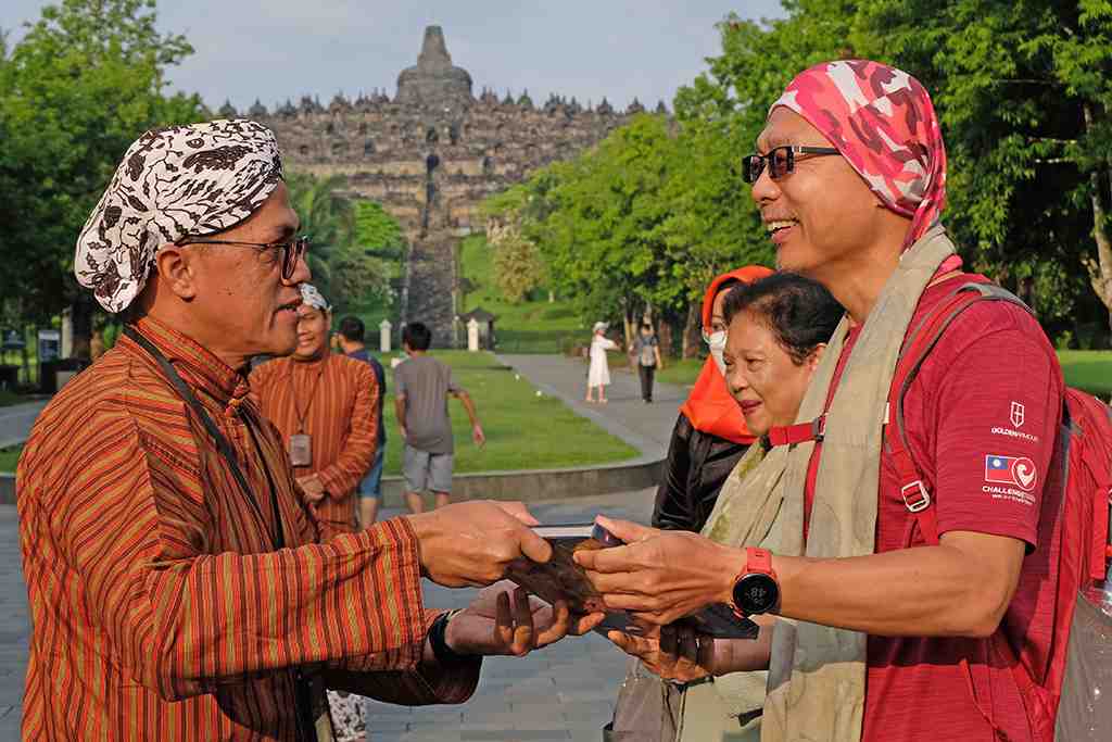 InfoPublik - WISATAWAN PERTAMA TAHUN 2024 DI BOROBUDUR