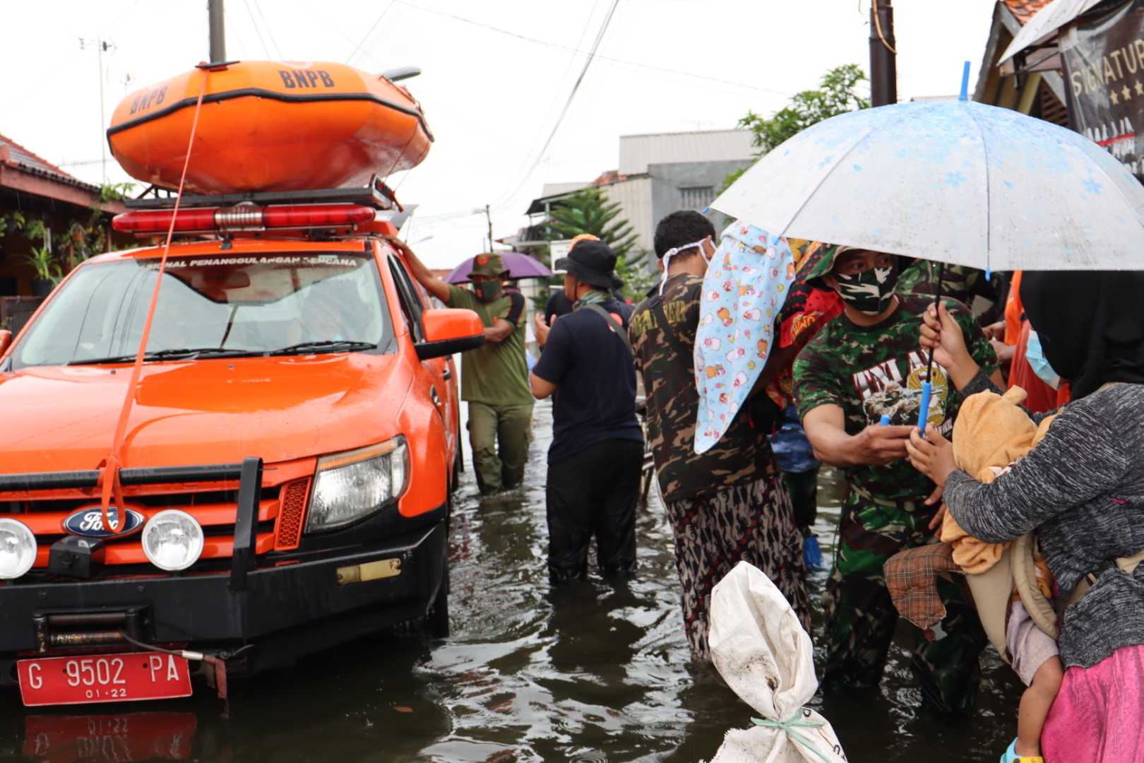 InfoPublik - MENGEVAKUASI WARGA TERDAMPAK BANJIR