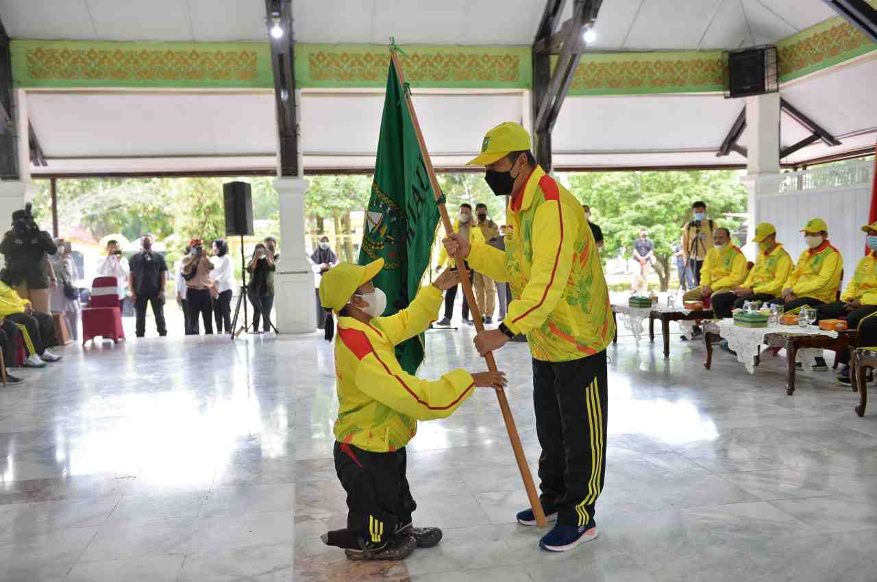 InfoPublik - LEPAS KONTINGEN RIAU UNTUK AJANG PEPARNAS PAPUA