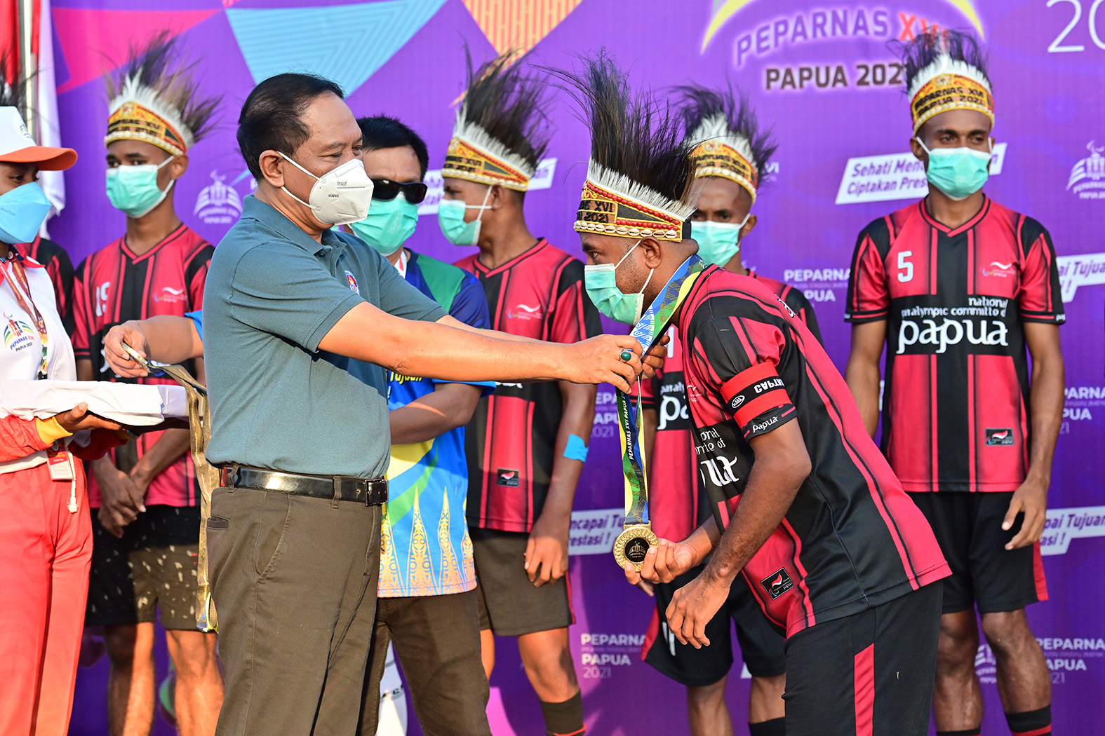 Infopublik Menpora Kalungkan Medali Emas Sepakbola Cp Papua