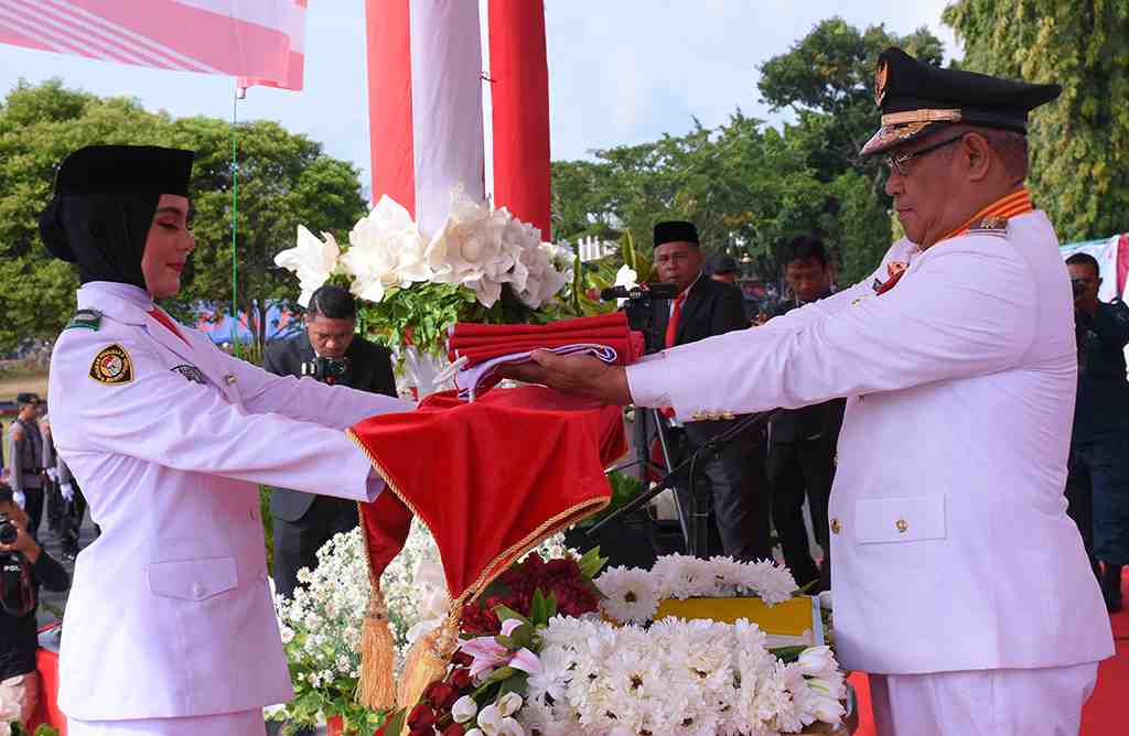 Infopublik Serahkan Bendera Merah Putih