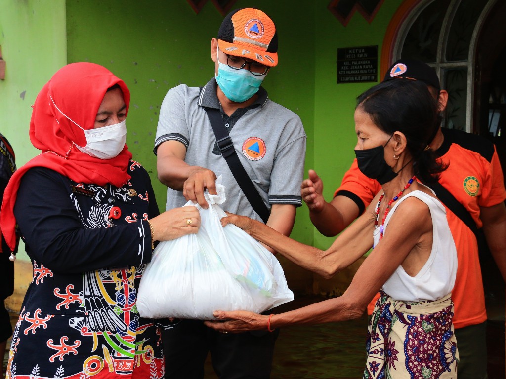 InfoPublik - SERAHKAN BANTUAN KORBAN BENCANA BANJIR