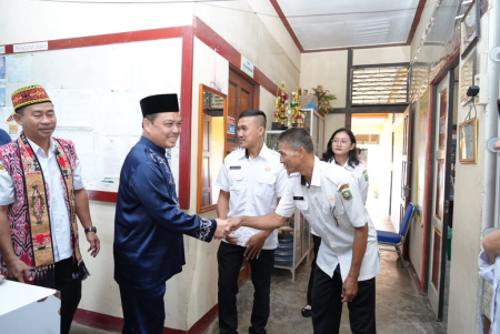 GUBERNUR KALBAR TINJAU KANTOR CAMAT