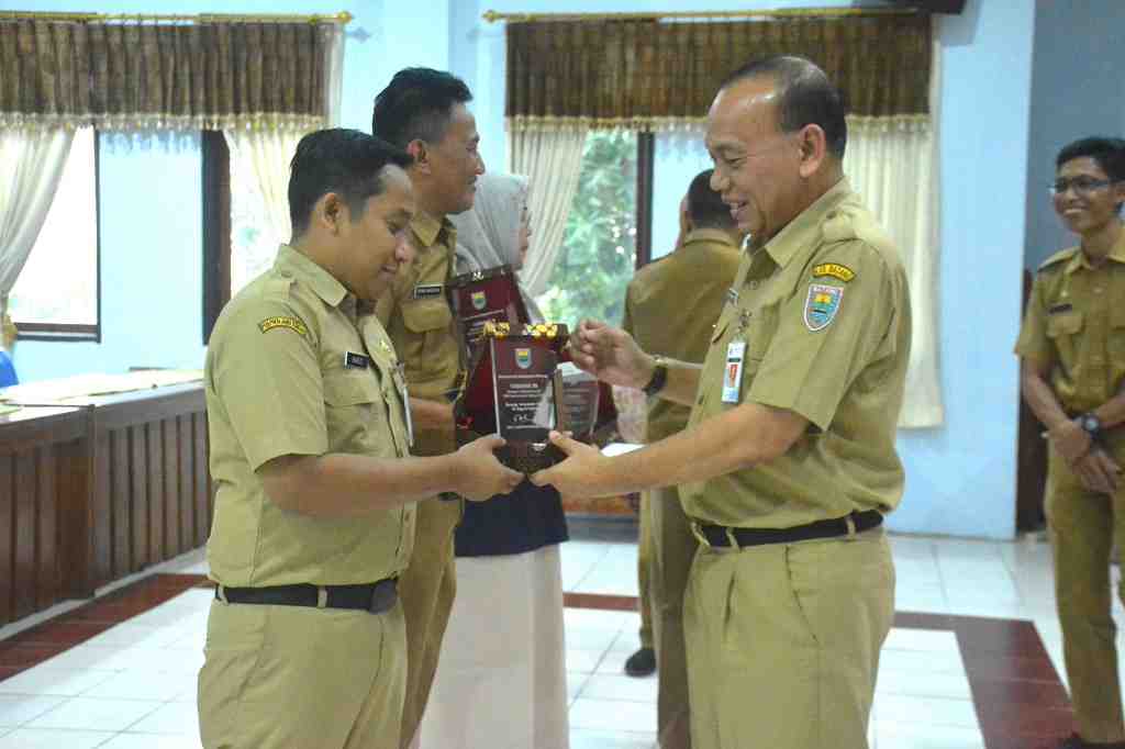 PENGHARGAAN PNS BERPRESTASI