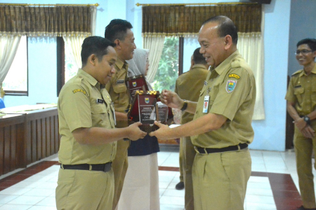 PENGHARGAAN PNS BERPRESTASI