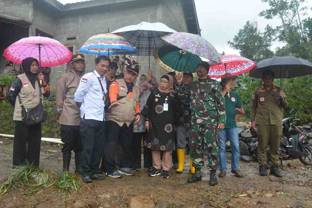 TINJAU BENCANA LONGSOR