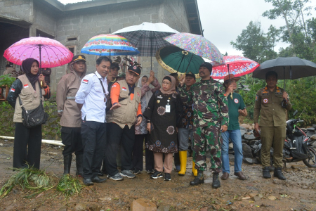 TINJAU BENCANA LONGSOR