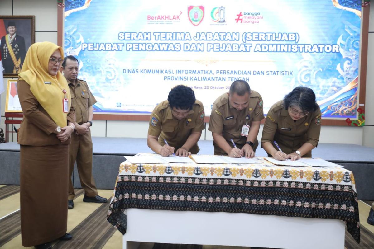 PENANDATANGAN PEJABAT ESELON DISKOMINFOSANTIK KALTENG