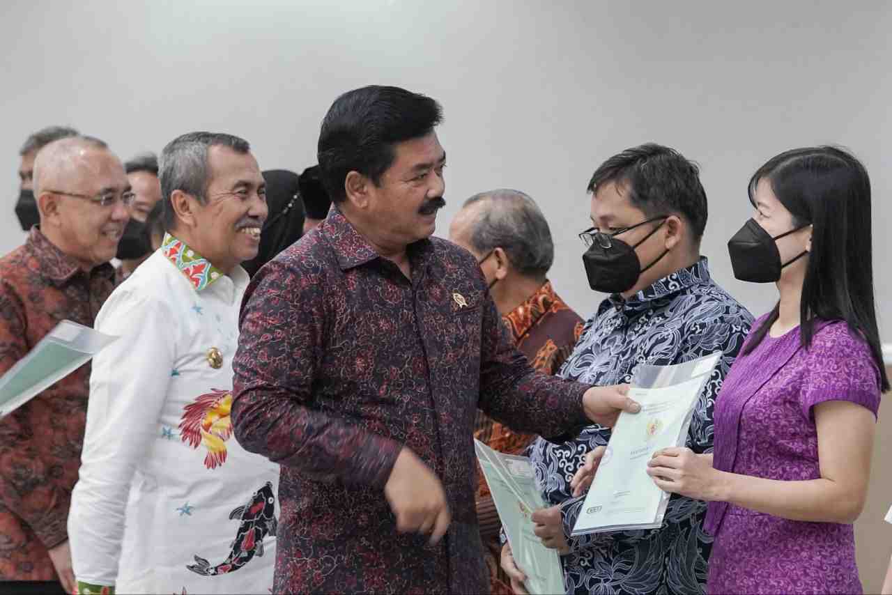 MENTERI ATR/BPN SERAHKAN SERTIFIKAT TANAH DI PEKANBARU