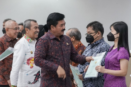 MENTERI ATR/BPN SERAHKAN SERTIFIKAT TANAH DI PEKANBARU