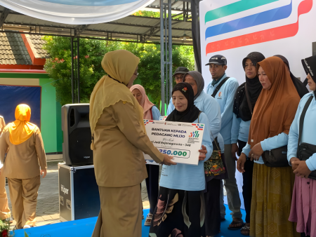 SERAHKAN BANTUAN KEPADA PEDAGANG MLIJO