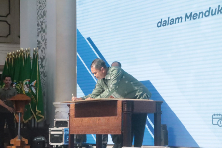 TANDATANGANI DOKUMEN KOMITMEN