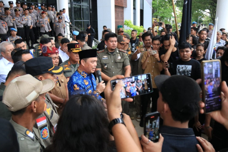 DIALOG TERBUKA DENGAN DEMONSTRAN