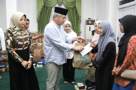 BERBAGI DENGAN ANAK-ANAK PANTI ASUHAN