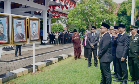 MELIHAT FOTO PAHLAWAN