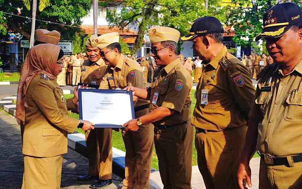 BERIKAN PENGHARGAAN LHKPN