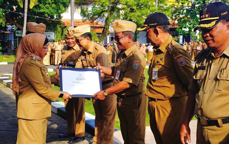 BERIKAN PENGHARGAAN LHKPN