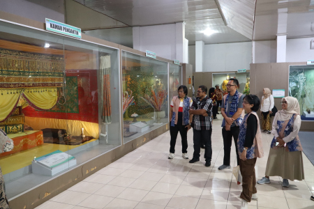 KUNJUNGI MUSEUM LAMBUNG MANGKURAT