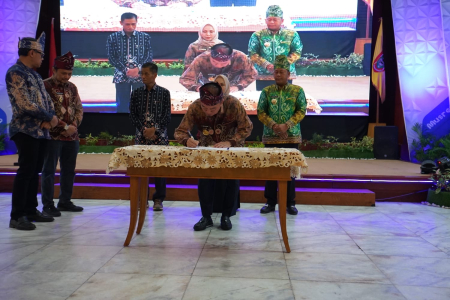 GUBERNUR TANDA TANGANI KESEPAKATAN BERSAMA