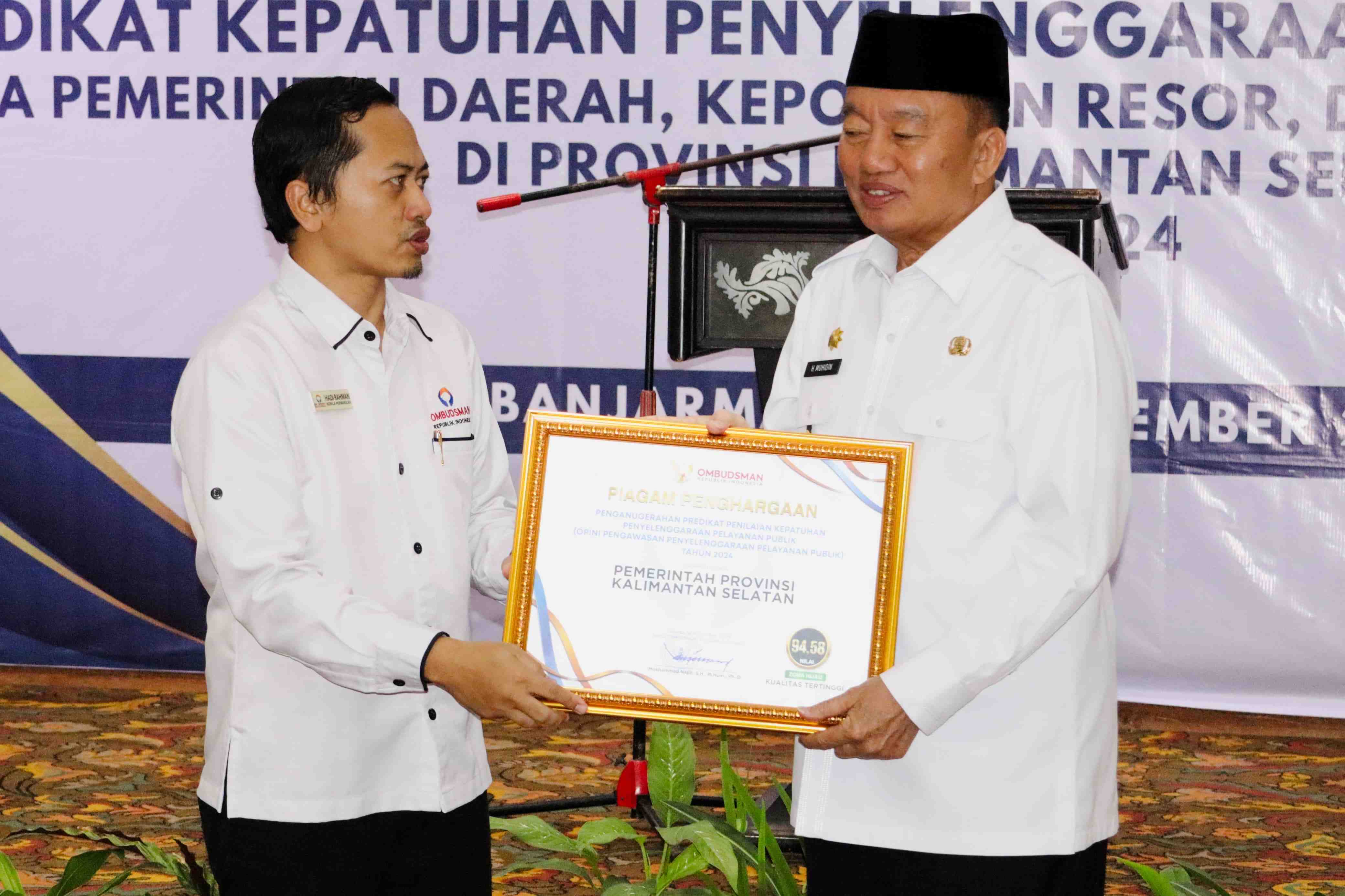 SERAHKAN PIAGAM PENGHARGAAN