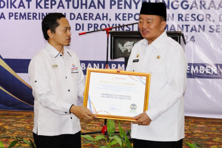 SERAHKAN PIAGAM PENGHARGAAN