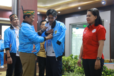 PEMASANGAN JAKET KONTINGEN KORMI KALTENG