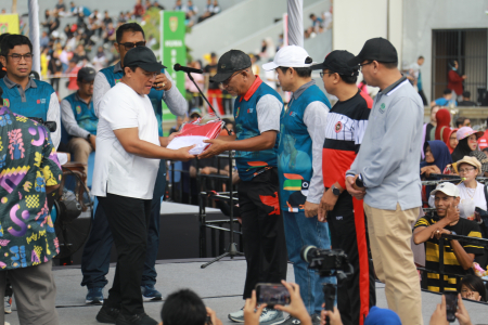 PENYERAHAN BENDERA MERAH PUTIH