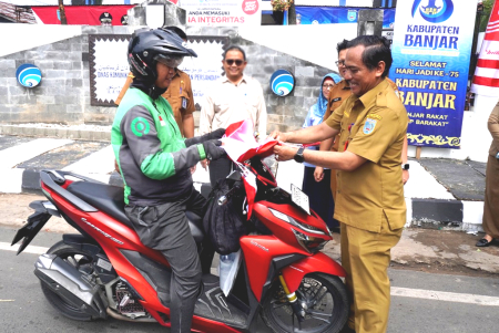 PEMBAGIAN BENDERA MERAH PUTIH