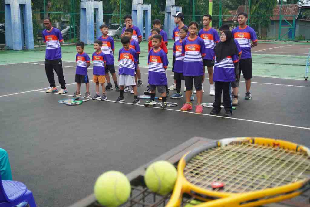 IKUTI PELATIHAN SEKOLAH TENIS
