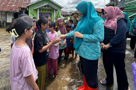  BANTUAN UNTUK ANAK TERDAMPAK BANJIR