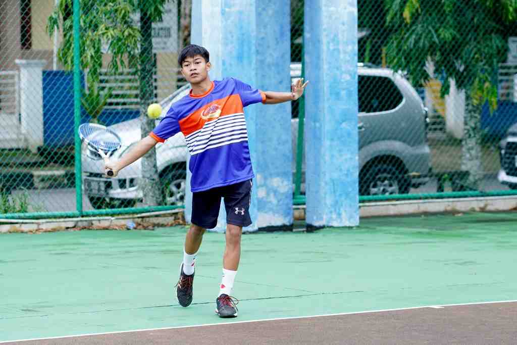 PUKUL BOLA TENIS