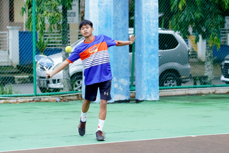 PUKUL BOLA TENIS