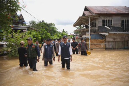 TINJAU LOKASI TERDAMPAK BANJIR