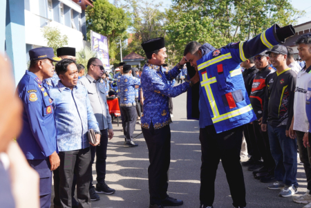 PEMAKAIAN APD KEPADA KETUA BUSER 690 BANJAR