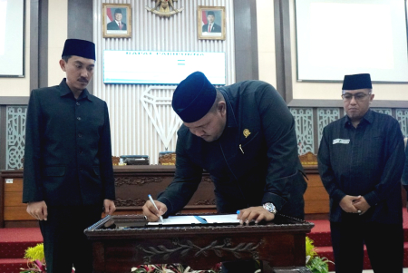 PENANDATANGANAN RAPERDA PELAYANAN PUBLIK