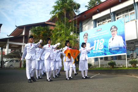 PASKIBRA MASUKI LAPANGAN UPACARA