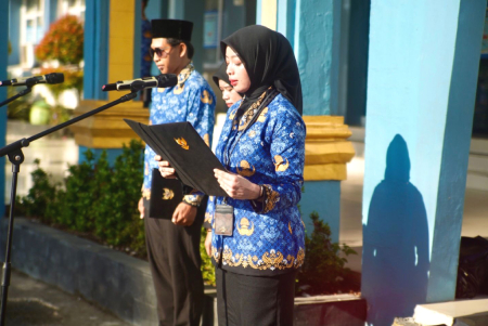 PEMBACAAN IKRAR ASN BERAKHLAK