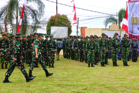 PERIKSA PASUKAN UPACARA PENUTUPAN TMMD