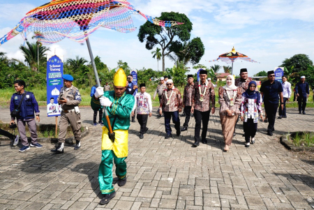 SAMBUT DENGAN PAYUNG UBUR-UBUR