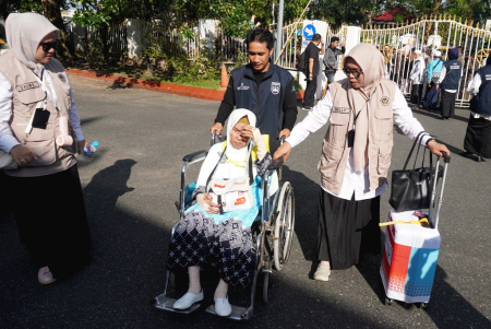 PETUGAS HAJI BANTU JCH LANSIA