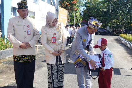 PENYERAHAN BANTUAN PERLENGKAPAN SEKOLAH