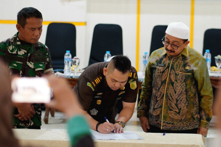PENANDATANGANAN BERITA ACARA KOMITMEN BERSAMA